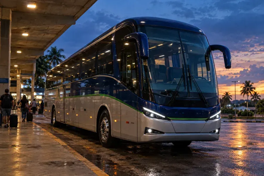 Ônibus executivo num terminal rodoviário ao anoitecer