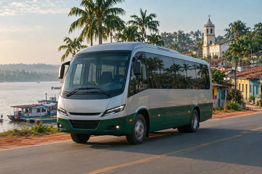 Micro-ônibus numa rua à beira do rio numa cidade pequena
