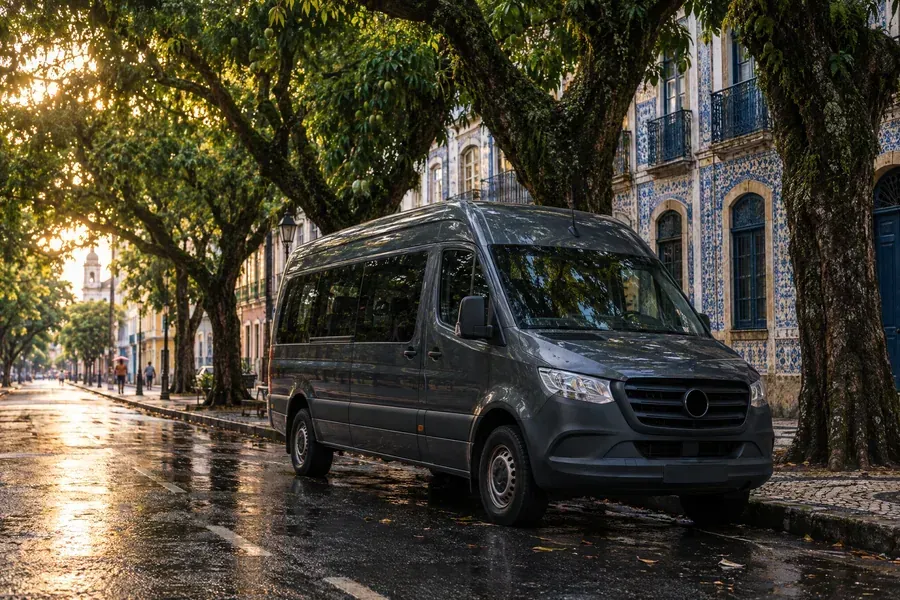 Van de passageiros numa rua arborizada depois da chuva