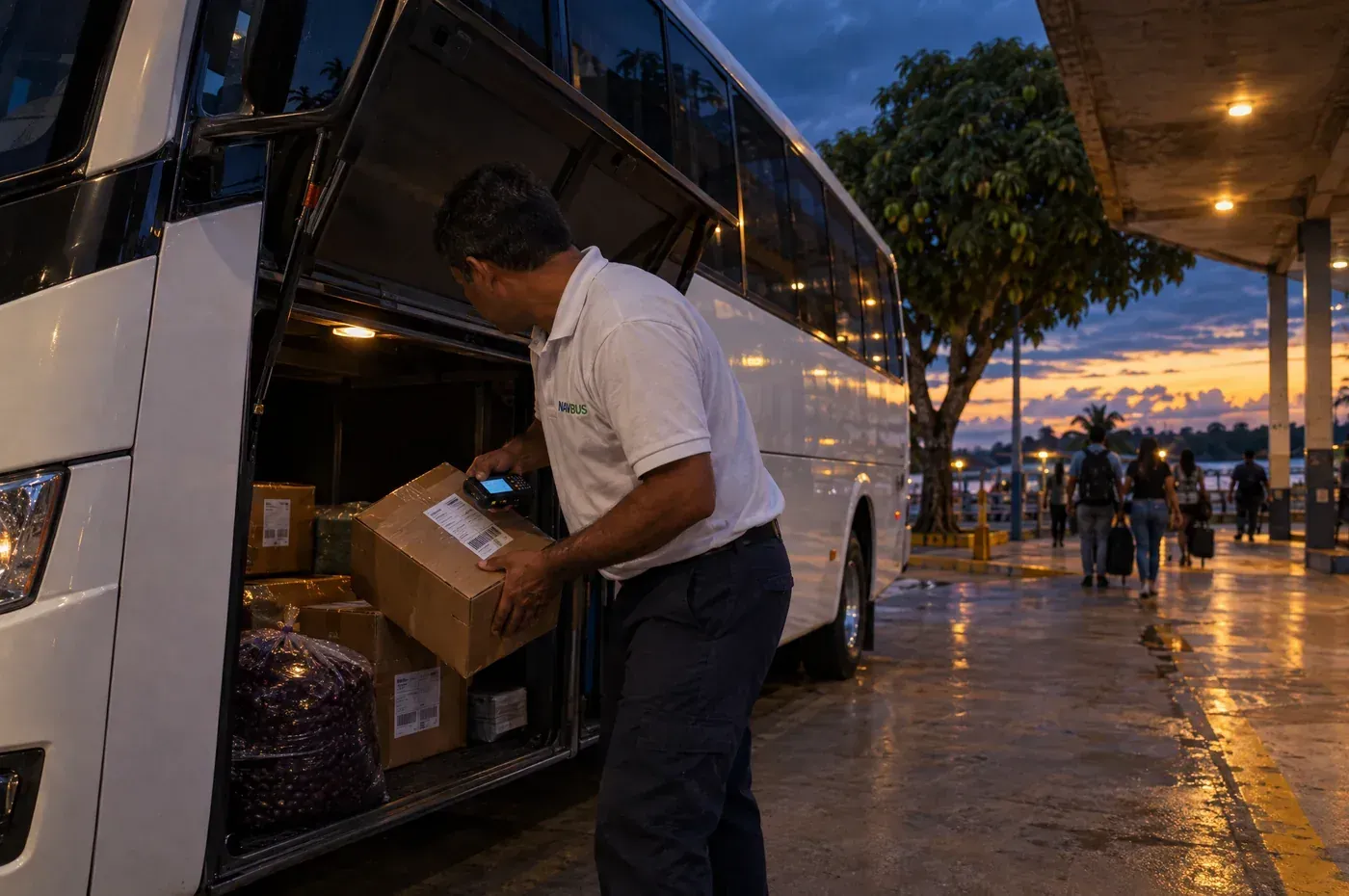 Funcionário carregando caixas no bagageiro de um ônibus no terminal
