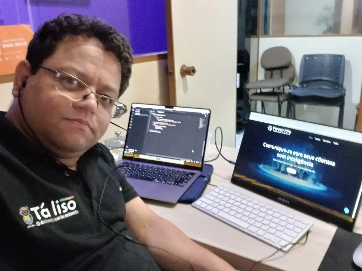 Alexander Torres Louzada com camisa do Tá Liso em sua mesa, com notebook e a página do produto