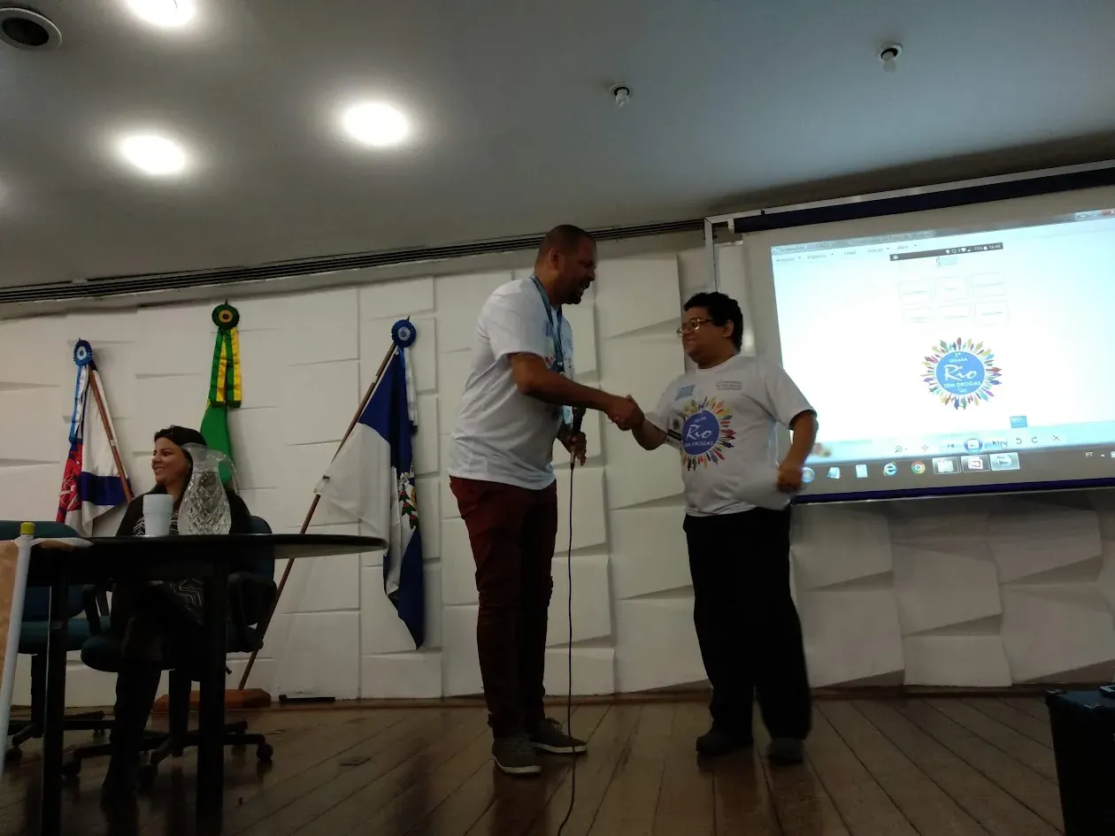 Alexander é cumprimentado no palco no lançamento do aplicativo Um Novo Caminho, em 2018
