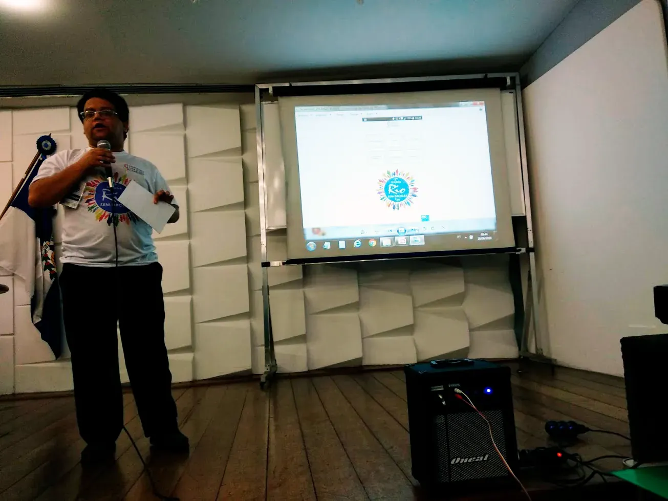 Alexander presenting the Um Novo Caminho app at its launch event in Rio de Janeiro, 2018